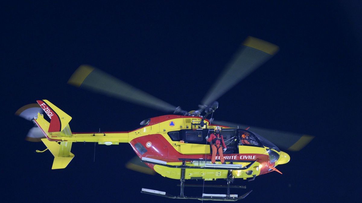 Во Франции упал спасательный вертолет, пять человек погибло
