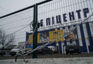 В Киеве радикалы «Нацкорпуса» заблокировали «Эпицентр»