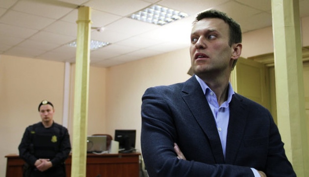 Навальный в отделении полиции, адвоката к нему не пускают