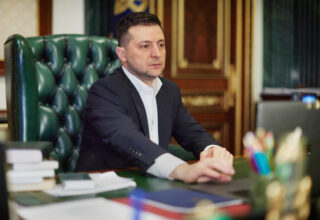 Зеленский подписал закон об ужесточении ответственности для коллекторов