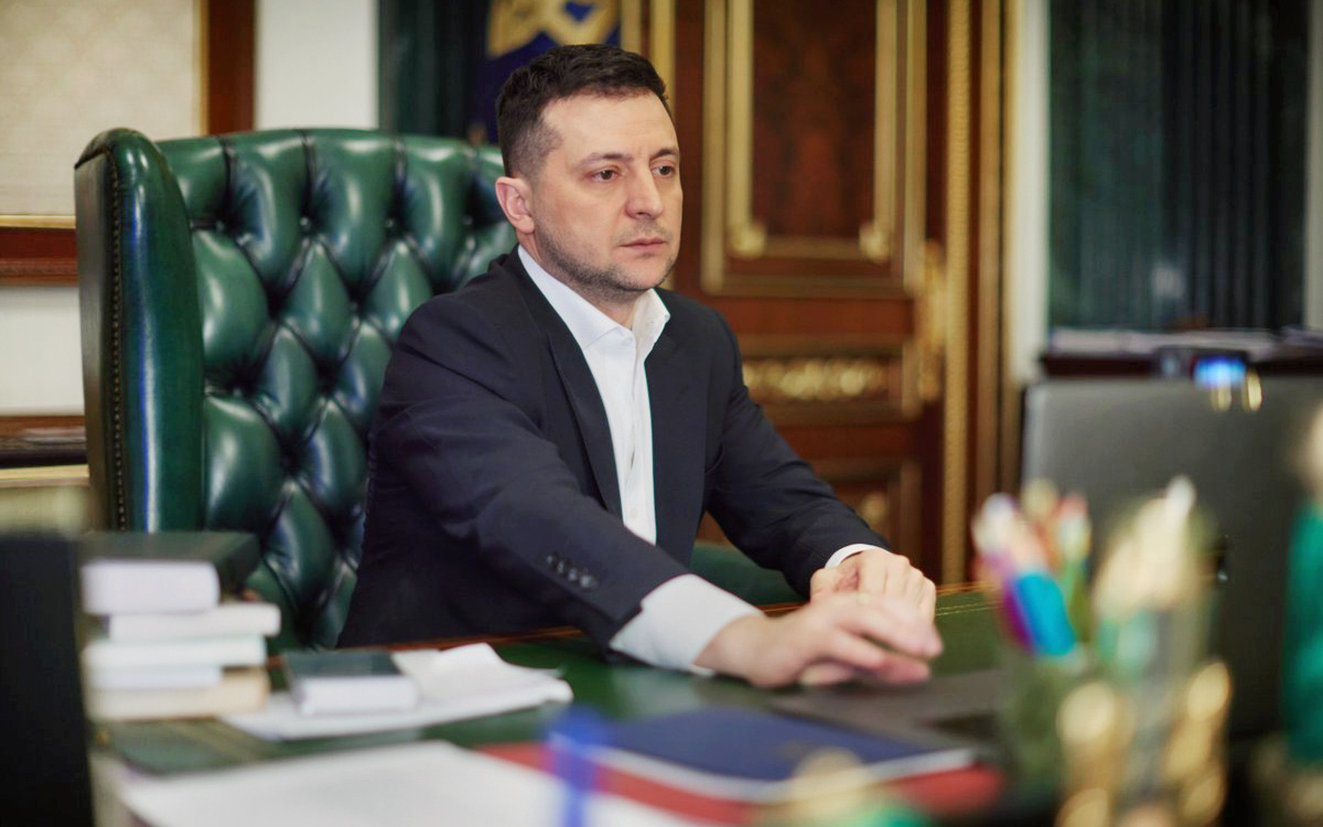 Зеленский подписал закон об ужесточении ответственности для коллекторов