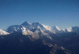 Китай отменяет весеннее восхождение на Эверест