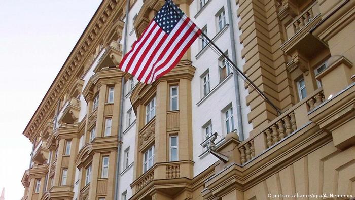 Посольство США на территории РФ сокращает консульские услуги