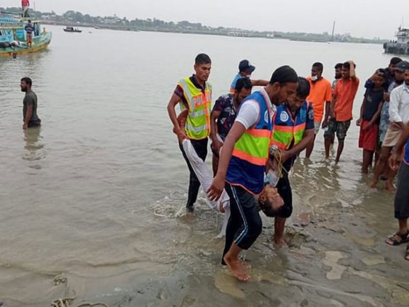 На одной из водных артерий Бангладеша произошла трагедия, в результате которой погибло 28 человек