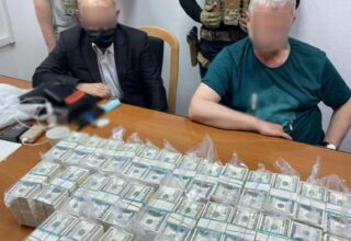 Правоохранители разоблачили и задержали двух лиц при получении неправомерной выгоды в размере 3,5 млн долларов США