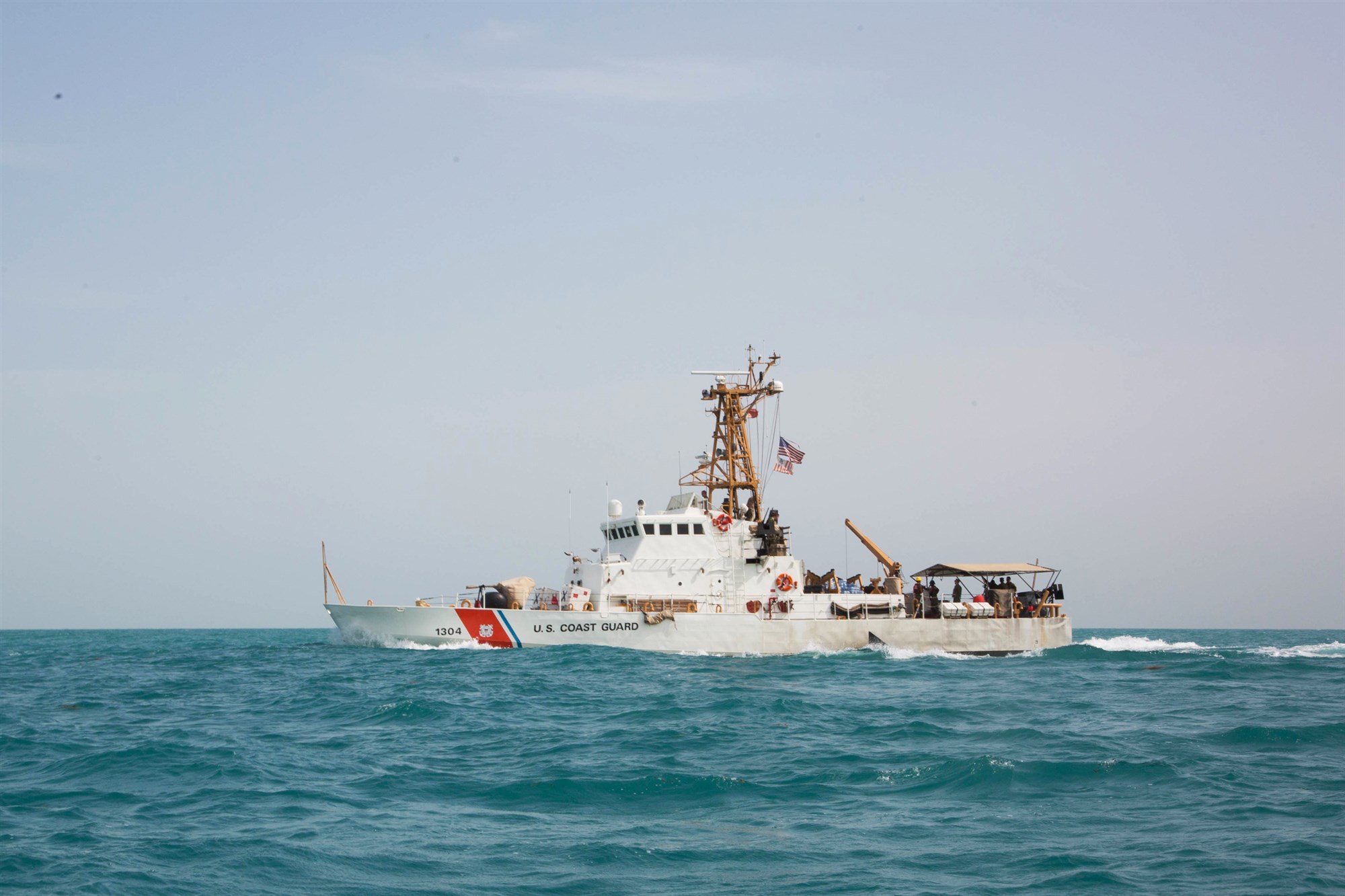 Катер береговой охраны США произвёл предупредительные выстрелы в ответ на приближение иранских катеров