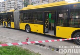 В Киеве мужчина совершил покушение на убийство пассажиров общественного транспорта с помощью бутылки с зажигательной смесью: есть один пострадавший