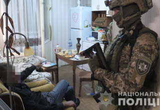 В Киеве 68-летний мужчина проник в квартиру и держал в заложниках её владелицу