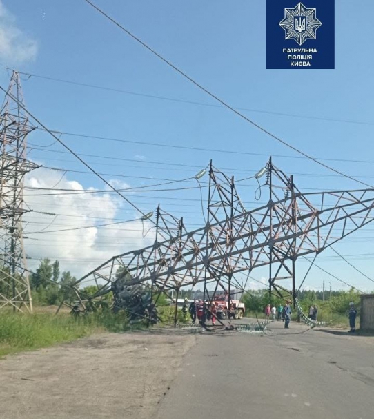 В Киеве в результате ДТП упала линия электропередач