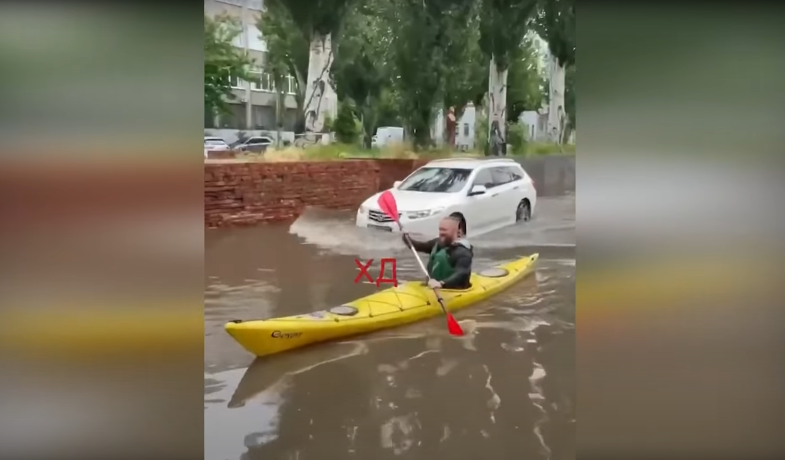 В результате обрушения на Днепр дождей, из берегов вышла близлежащая река, а по городу были замечены люди плавающие на байдарках: видео