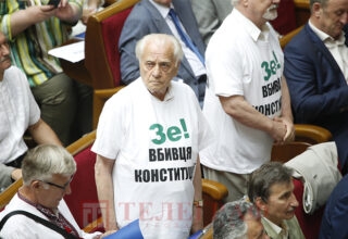Двое авторов Конституции Украины пришли в Верховную Раду в футболках с принтом «Зе! — убийца Конституции»