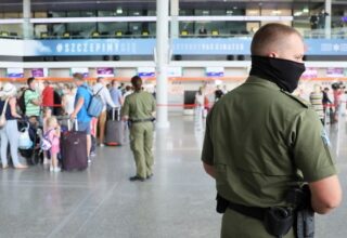 В аэропорту Варшавы не пустили на самолёт посла Эстонии, который отказывался одеть медицинскую маску