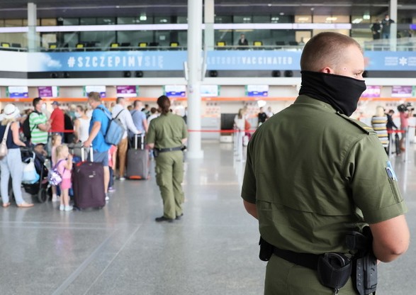 В аэропорту Варшавы не пустили на самолёт посла Эстонии, который отказывался одеть медицинскую маску