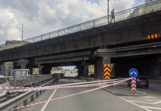 В Киеве около метро «Берестейская» обвалился мост