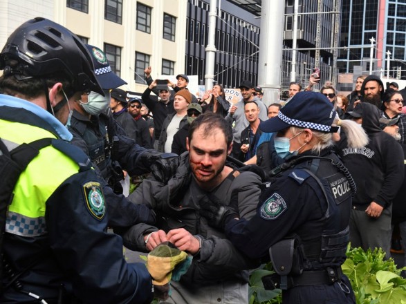 В Сиднее полиция заблокировала тысячи участников акции протеста против изоляции, несколько участников были арестованы