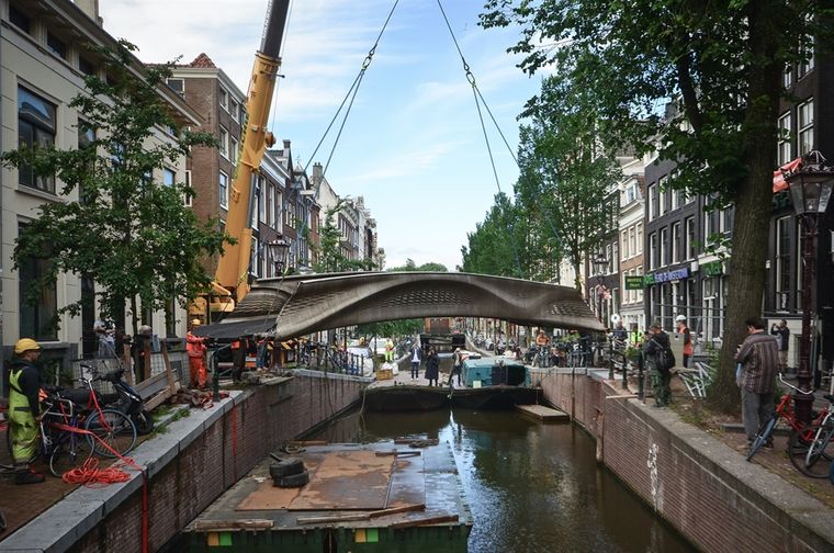 В Амстердаме открылся первый в мире напечатанный на 3D-принтере стальной мост