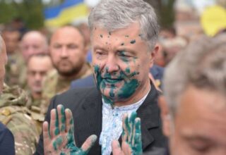 В центре Киева Петра Порошенко облили зелёнкой