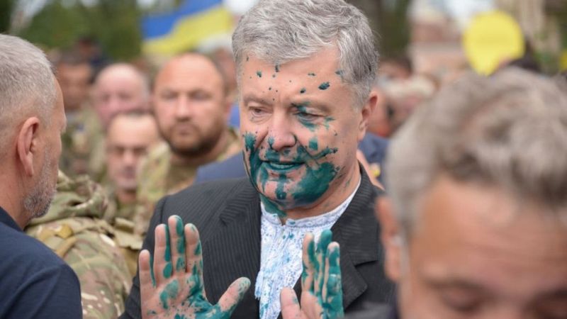 В центре Киева Петра Порошенко облили зелёнкой