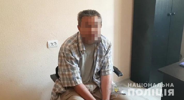 В Киеве мужчина издевался над детьми в лифте, после чего он их ограбил