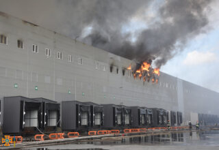 В Одесской области произошёл пожар в складском здании: фото и видео с места событий