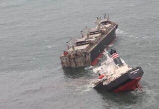 На севере Японии развалилось надвое водное грузовое судно