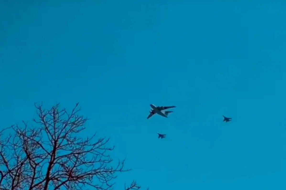 В небе над Киевом заметили военные воздушные суда