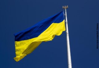 Над Киевом подняли самый большой флаг Украины: видео