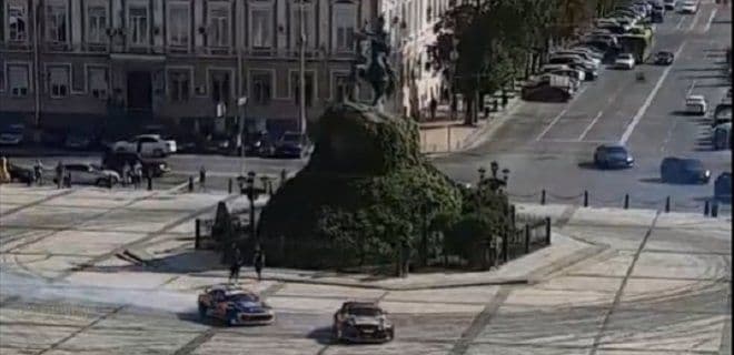 Утренний дрифт на Софийской площади: площадь будут отчищать от следов резины около трёх дней после съёмок рекламы