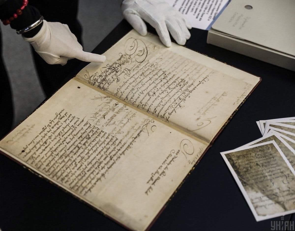 Впервые за более чем 300 лет в Украину прибыла Конституция Пилипа Орлика