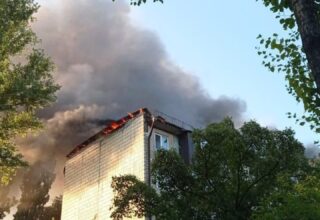 Ночью в Киеве и Броварах крыши двух пятиэтажных домов охватил мощный пожар
