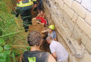 В Закарпатской области во время проведения земляных работ на частном участке засыпало трёх человек