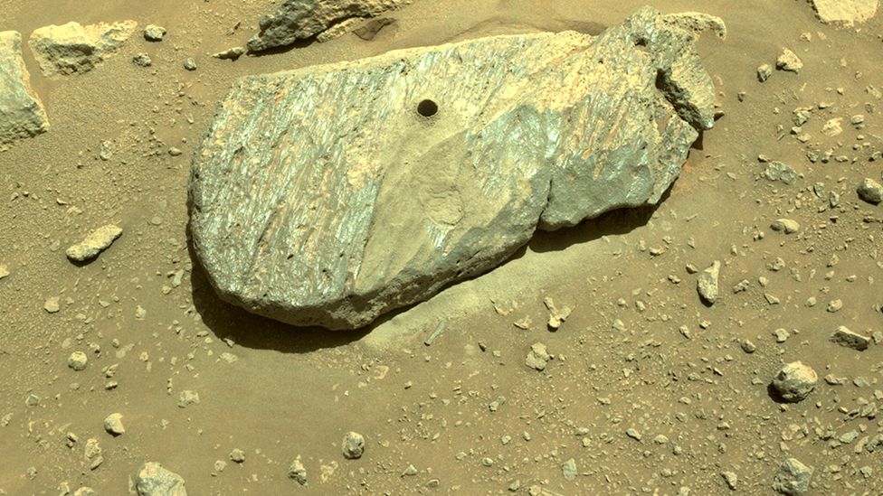Марсоход американского космического агентства Perseverance получил образец горной породы на Марсе
