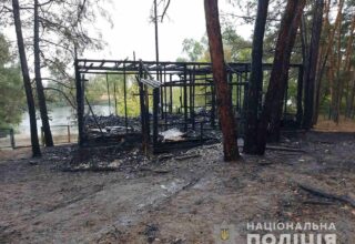В Харьковской области при пожаре в доме на территории недействующей базы отдыха пострадал мужчина