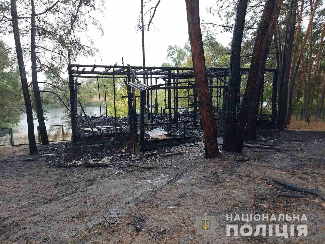 В Харьковской области при пожаре в доме на территории недействующей базы отдыха пострадал мужчина