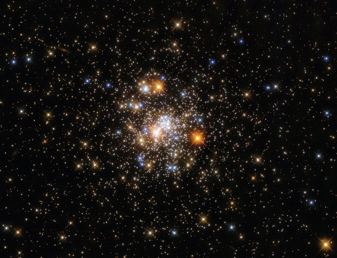 Hubble показал шарообразное скопление звезд в созвездии Стрелец