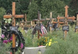 Житель Львова устроил нелегальное кладбище на захваченной земле: видео