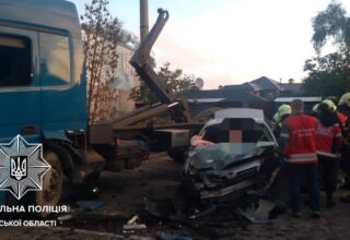 В Киевской области в результате столкновения мусоровоза с легковым авто погибли два человека