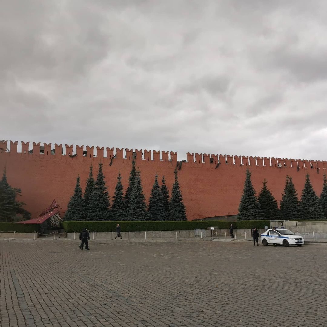 На стене московского Кремля обломился зубец из-за сильного ветра
