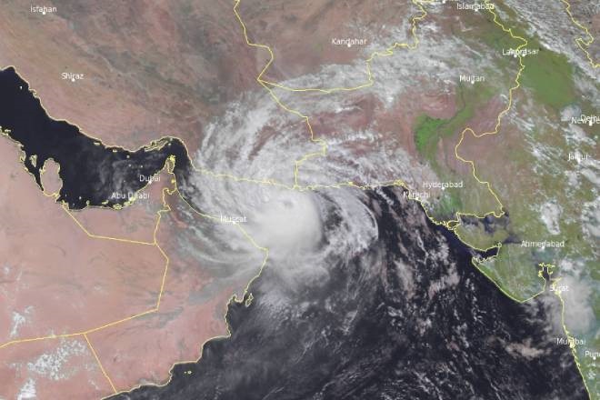 В ОАЭ готовятся к удару после того, как циклон Шахин обрушился на Оман