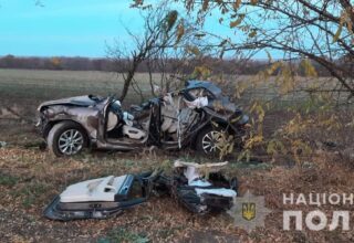 В Херсонской области несовершеннолетний водитель внедорожника ночью врезался в дерево, погибли 4 человека и ещё 2 госпитализированы