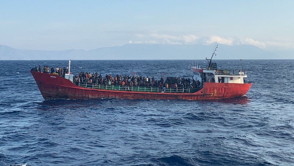 Греция спасла грузовой корабль с почти 400 мигрантами