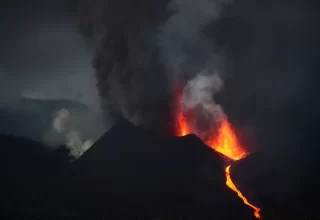 Раскалённая лава угрожает домам на Ла-Пальме: введена эвакуация
