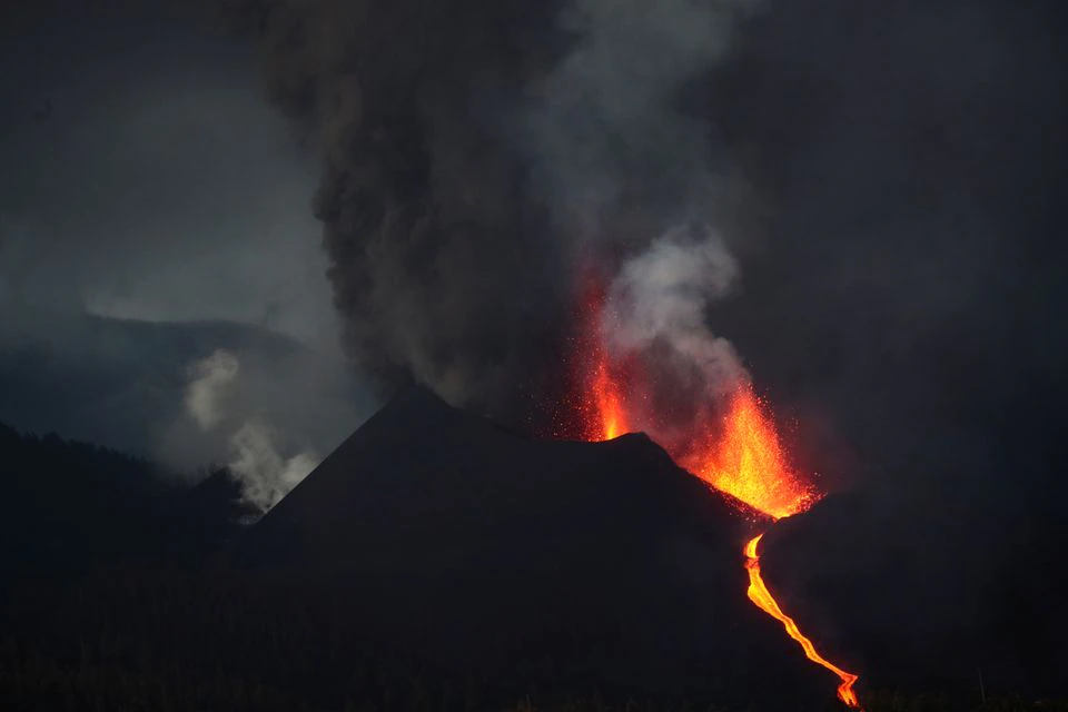 Раскалённая лава угрожает домам на Ла-Пальме: введена эвакуация