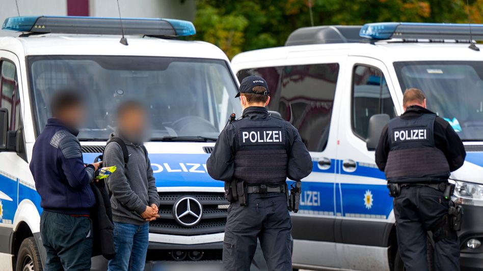 Полиция ФРГ задержала 50 неонацистов с холодным оружием на границе с Польшей