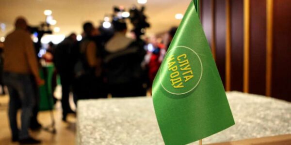 Около 60 депутатов «Слуги народа» написали заявления о сложении мандата — нардеп Юрченко