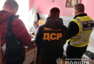 Полицейские Хмельницкой области разоблачили врача и его сообщника при продаже COVID-сертификатов