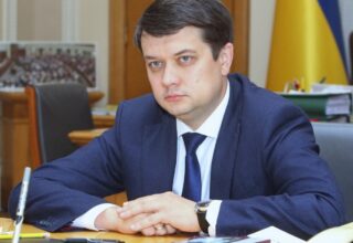 В Трускавце за отставку Разумкова собрано уже более 150 подписей