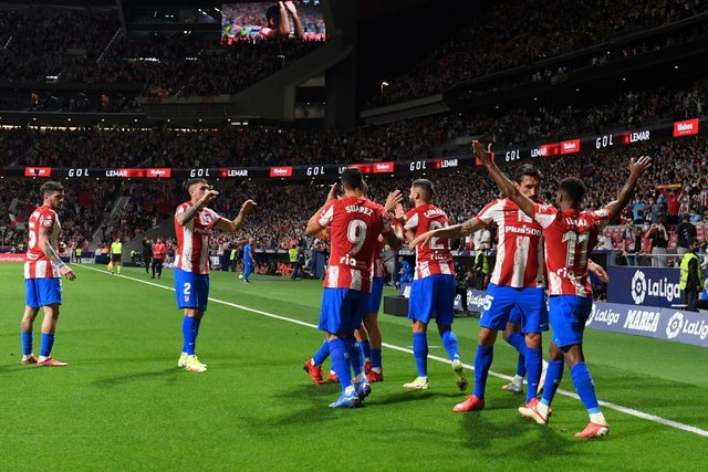 «Атлетико» уверенно победил «Барселону» и догнал Реал на вершине Ла Лиги