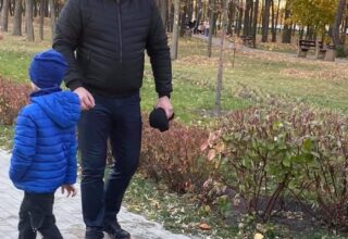 В Киеве прохожий бросился в озеро и спас ребёнка: видео