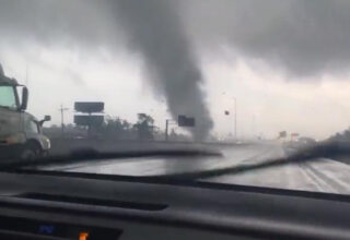 Мощное торнадо обрушилось на восточный Техас